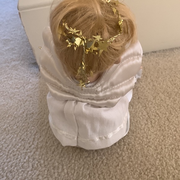 Vintage porcelain angel doll that plays music - Picture 2 of 2